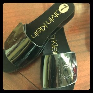 NWT patten leather women’s slides. Comfy & Stylish